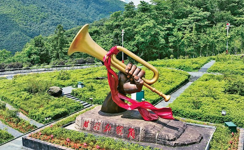 井岡山，是中國革命的搖籃。圖為2023年6月28日在井岡山拍攝的“勝利的號角”雕塑。 新華社記者 萬象/攝