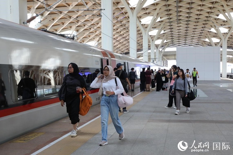 在雅萬高鐵雅加達(dá)哈利姆站站臺，乘客準(zhǔn)備登上動車組列車。人民網(wǎng)記者 曹師韻攝