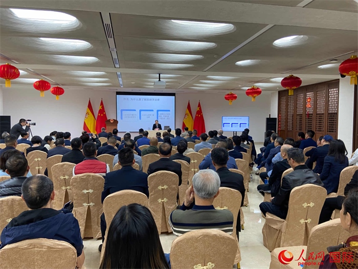 季奕鴻律師主講法律知識(shí)。人民網(wǎng)記者 范劍青攝