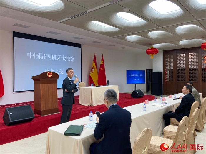 中國(guó)駐西班牙大使姚敬在僑界法治講座上致辭。人民網(wǎng)記者 范劍青攝