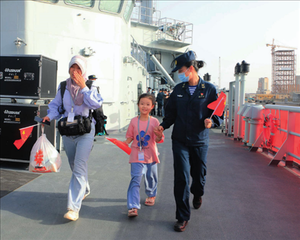 海軍軍艦赴蘇丹緊急撤離我在蘇丹人員。圖為海軍官兵帶領(lǐng)同胞登艦（2023年4月26日攝）。丁家興攝