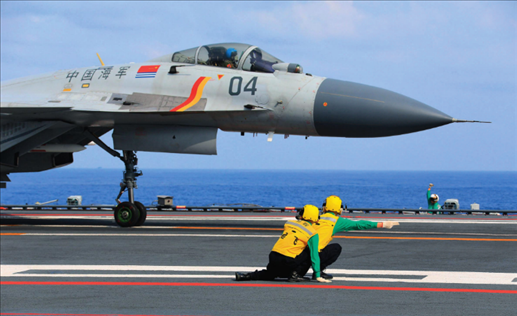 遼寧艦起飛助理作出放飛手勢，殲-15艦載戰(zhàn)斗機(jī)起飛（2020年4月攝）。張凱攝