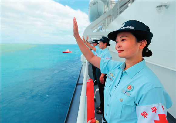 中國海軍“和平方舟”號醫(yī)院船結(jié)束訪問湯加時(shí)，任務(wù)官兵中的文職人員向歡送人群揮手告別（2023年8月4日攝）。徐巍攝/本刊