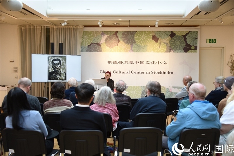 托斯頓·朱雷爾介紹其收藏的中國版畫作品。人民網(wǎng)記者殷淼攝