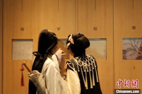 身著漢服的年輕人在中國(guó)絲綢博物館里看展。毛瑜 攝
