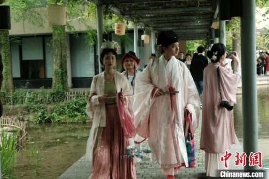 年輕人盛裝過(guò)“漢服節(jié)”。毛瑜 攝