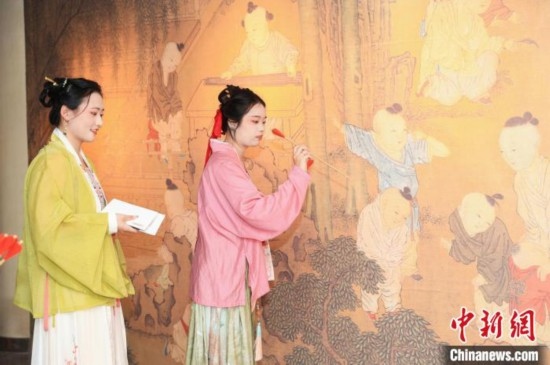 身穿漢服的年輕人參與體驗(yàn)活動(dòng)。中國(guó)絲綢博物館 供圖
