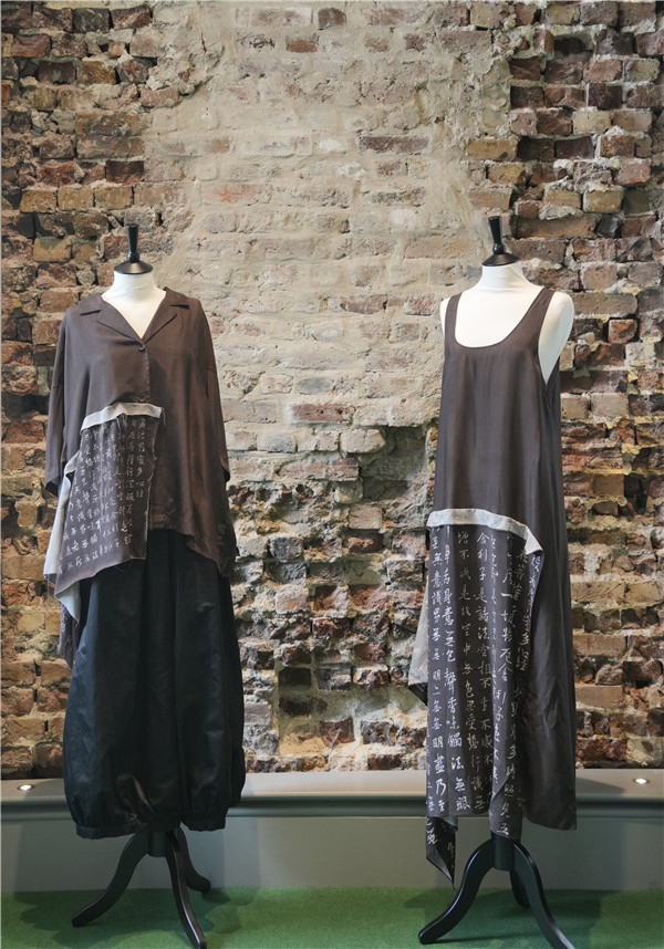 展覽展示的以中國(guó)文字為創(chuàng)作靈感的服裝《心經(jīng)》。主辦方供圖
