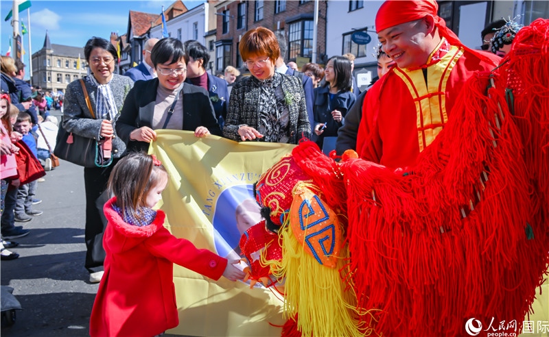 圖為斯特拉福德市舉辦的慶祝莎士比亞誕辰460周年巡游活動現(xiàn)場。人民網(wǎng) 郭錦標攝