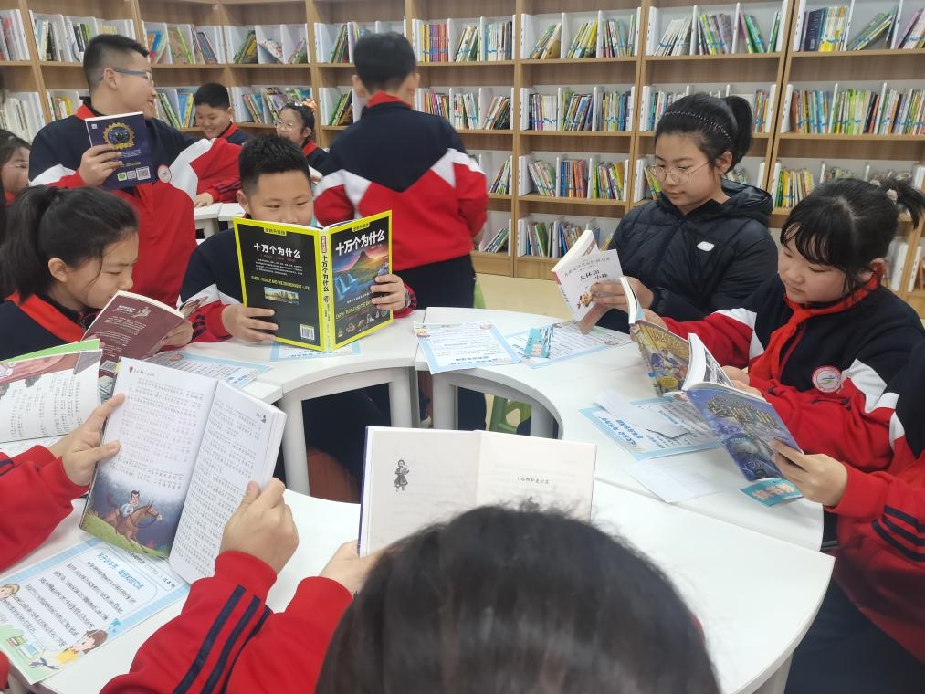 3月28日，遼寧省沈陽市鐵西區(qū)重工街第一小學的同學們在智慧圖書借閱室里專注閱讀。（沈陽市鐵西區(qū)委宣傳部供圖）