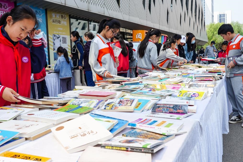 4月20日，山東省濟南市第十四屆“書香泉城”全民閱讀節(jié)在濟南市圖書館啟動，小學生在閱讀節(jié)上參與換書活動。新華社記者 朱崢 攝