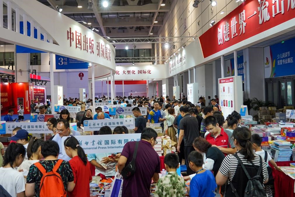2023年7月31日，在第31屆全國圖書交易博覽會上，讀者在閱覽選購新書。新華社記者 朱崢 攝