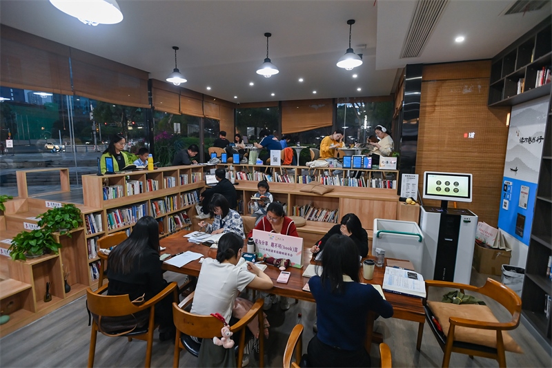 4月22日，讀者在重慶一家24小時(shí)城市智慧書房中閱讀。圖片來源：視覺中國