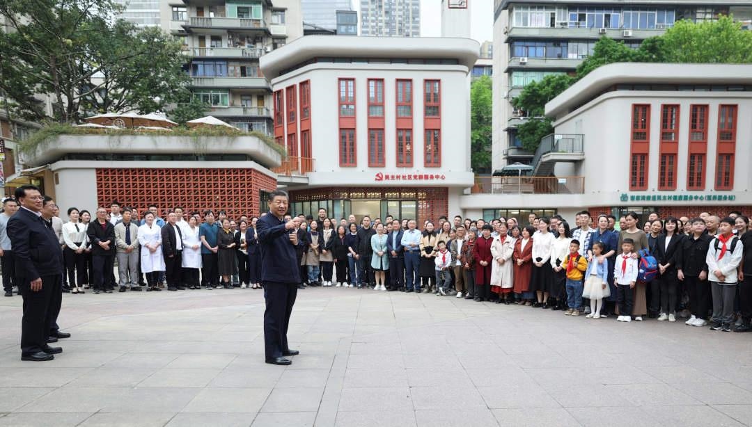 △2024年4月22日，習近平總書記來到重慶九龍坡區(qū)謝家灣街道民主村社區(qū)考察。