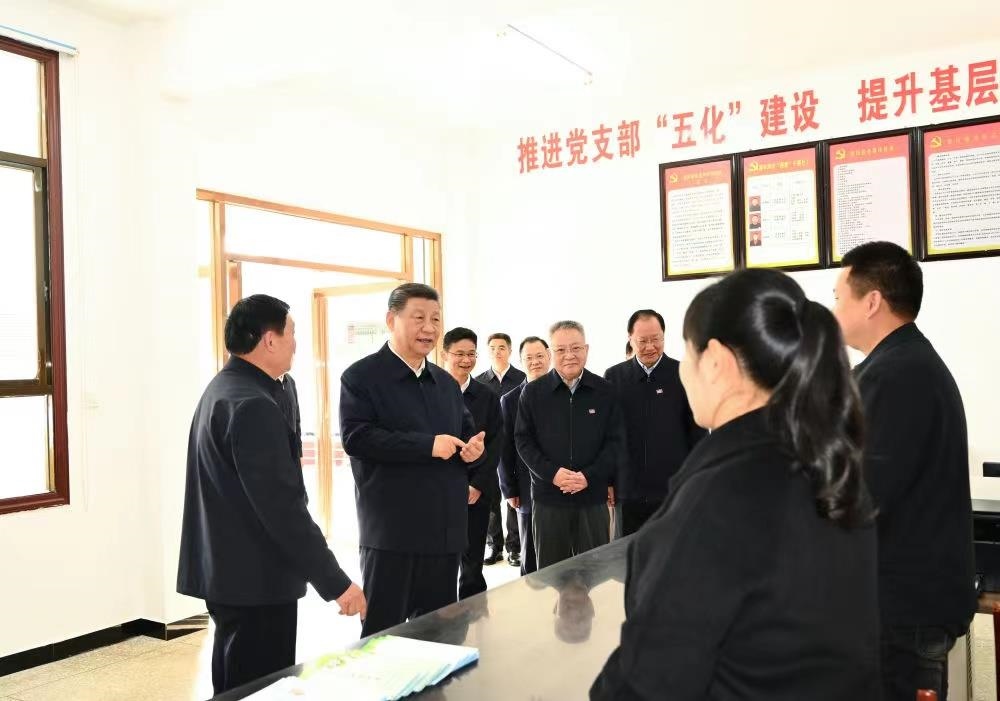 △2024年3月19日，習近平總書記在湖南常德市鼎城區(qū)謝家鋪鎮(zhèn)港中坪村黨群服務中心了解當?shù)貫榛鶎訙p負、提升基層治理效能等情況。