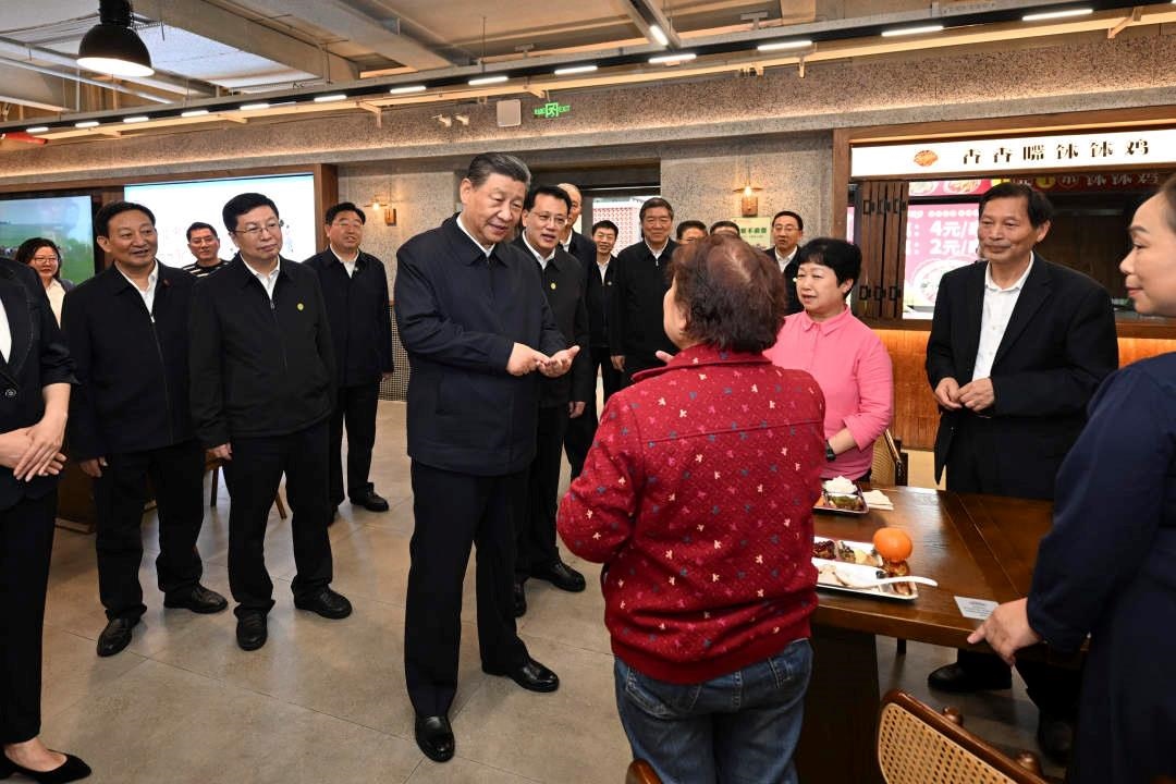 △2024年4月22日，習近平總書記來到重慶九龍坡區(qū)謝家灣街道民主村社區(qū)考察。