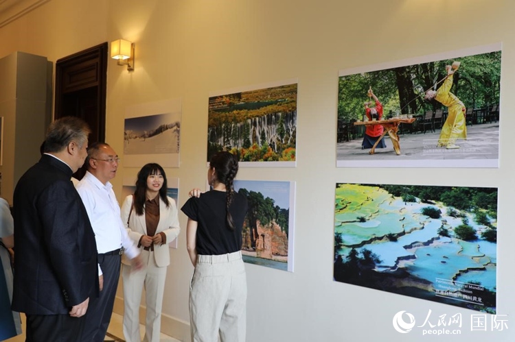 四川省文化和旅游廳副廳長王成平、墨西哥松林文化中心展覽部主任盧西亞·恩里克斯·岡薩雷斯·薩拉維亞、墨西哥中國文化中心主任石岳文參觀圖片展。拍攝者為墨西哥分社外籍雇員埃內(nèi)斯托·多明戈斯