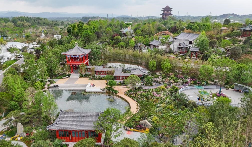 這是2024年4月22日拍攝的成都世園會(huì)主會(huì)場北京園（無人機(jī)照片）。新華社記者 王曦 攝