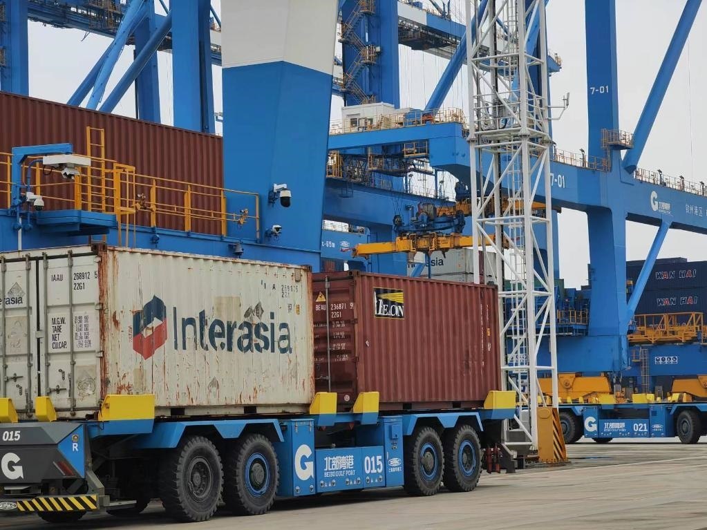 在欽州自動化集裝箱碼頭，智能導引運輸車在運送集裝箱。新華社記者趙歡 攝