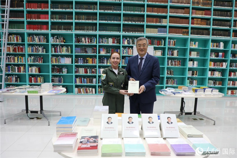 授課后，中國駐巴西大使祝青橋向巴西高等防務(wù)學(xué)院圖書館捐贈(zèng)了150本書籍。圖為祝青橋和巴西高等防務(wù)學(xué)院院長卡拉·利里奧·馬丁斯在圖書捐贈(zèng)儀式上。 人民網(wǎng)記者 陳一鳴攝