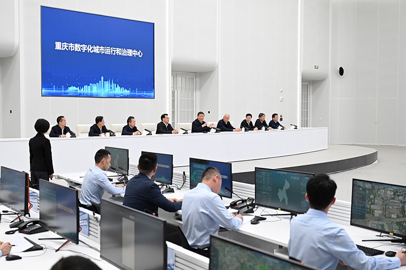4月23日，習(xí)近平總書記在重慶市數(shù)字化城市運(yùn)行和治理中心考察。