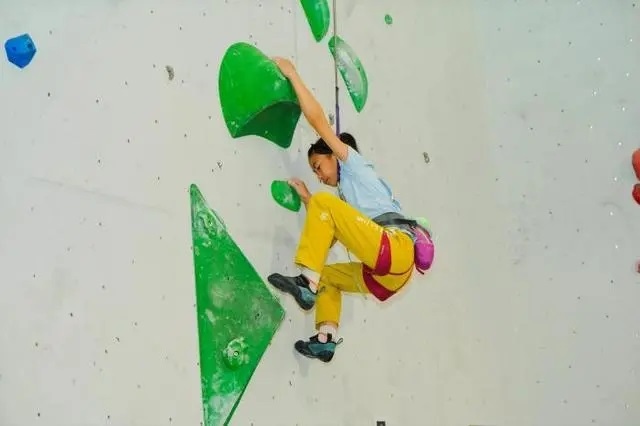 2024年4月16日，全國青少年攀巖公開賽江山站舉行，選手在比賽中。中國登山協(xié)會(huì)供圖