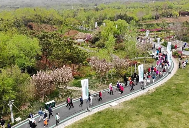 4月27日，登山愛好者在浮山森林公園參加登山健身活動(dòng)（無人機(jī)照片）。新華社記者 李紫恒攝