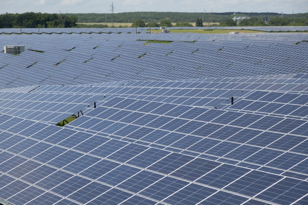 這是2021年5月27日在匈牙利考波什堡拍攝的100兆瓦光伏電站。當(dāng)日，由中國(guó)通用技術(shù)集團(tuán)所屬中國(guó)機(jī)械進(jìn)出口（集團(tuán)）有限公司投資興建的匈牙利考波什堡100兆瓦光伏電站項(xiàng)目在考波什堡市舉行投運(yùn)啟動(dòng)儀式。新華社發(fā)（弗爾季·奧蒂洛攝）