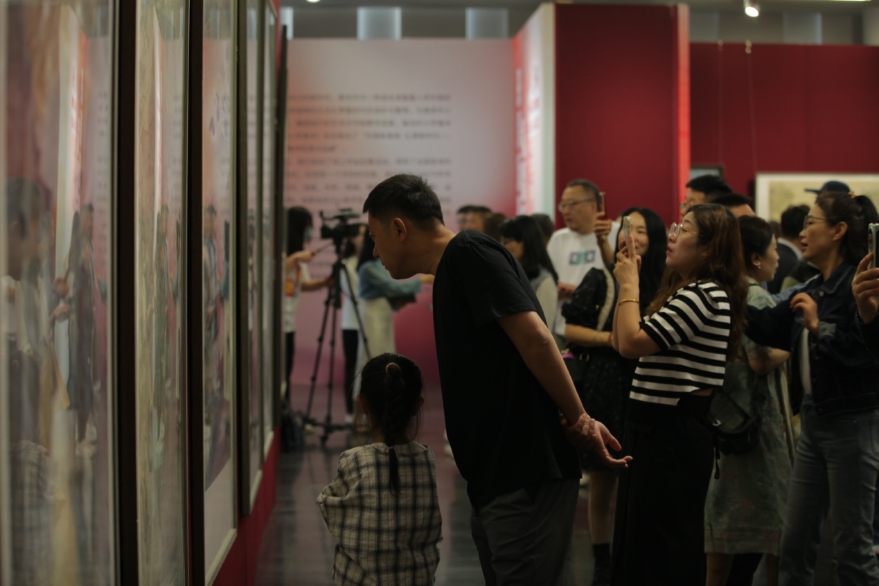 嘉賓及教研員、教師代表參觀(guān)展覽。主辦方供圖