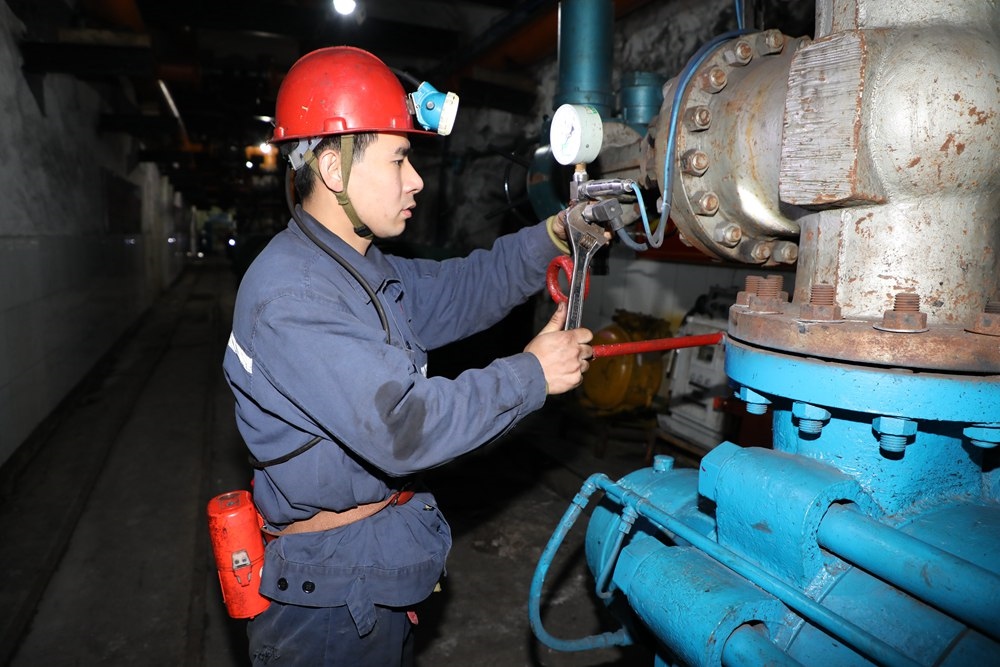 2024年4月30日，冀中能源峰峰集團(tuán)新屯礦機(jī)電區(qū)副區(qū)長顧博在井下泵房檢修水泵。新華社發(fā)