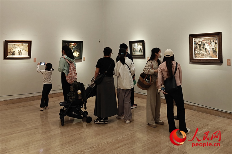 “五一”假期，游客在中國美術館參觀“大美勞動者——中國美術館藏勞動題材美術作品展（第二期）”。人民網(wǎng)記者 韋衍行攝