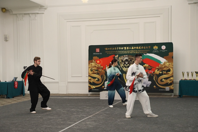 武術(shù)愛好者現(xiàn)場表演。索非亞中國文化中心供圖