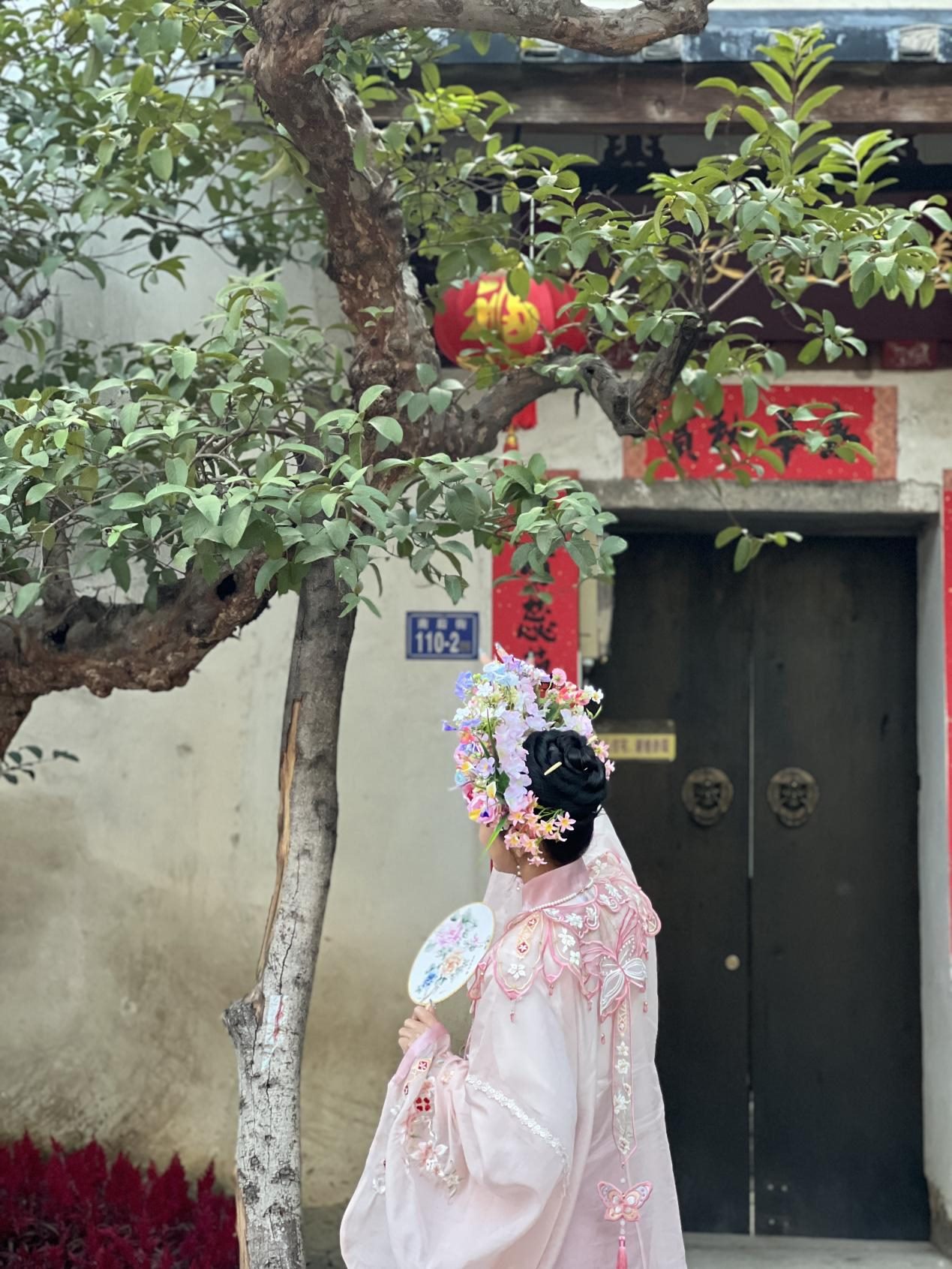 福建泉州，頭戴簪花的游客正拍照留念。人民網(wǎng) 歐陽(yáng)易佳攝