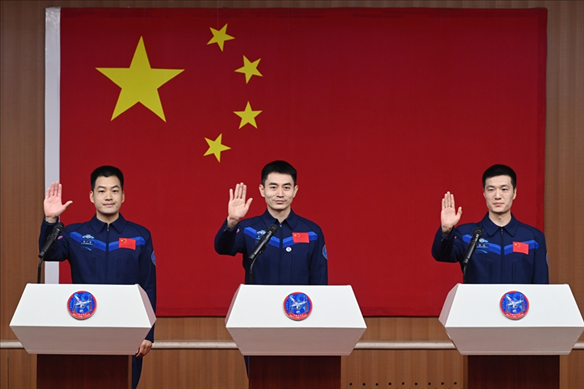 2024年月24日，神舟十八號載人飛行任務(wù)航天員葉光富（中）、李聰（右）、李廣蘇在酒泉衛(wèi)星發(fā)射中心問天閣與媒體記者集體見面。