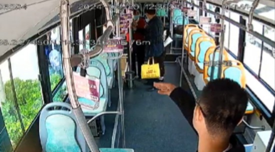 公交車上他一聲大吼！魏杰，好樣的！