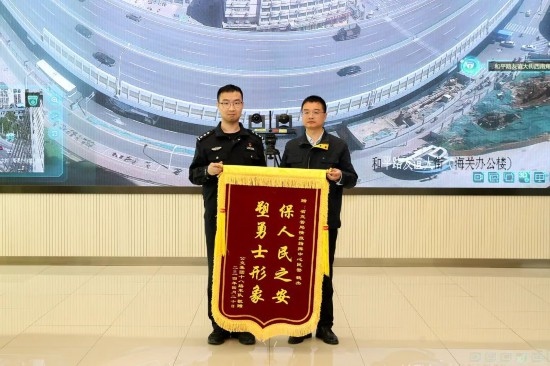 公交車上他一聲大吼！魏杰，好樣的！