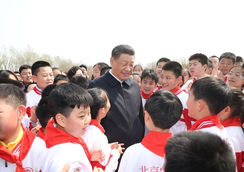 △4月3日，習(xí)近平總書記來到北京市通州區(qū)潞城鎮(zhèn)參加首都義務(wù)植樹活動(dòng)。這是總書記同少先隊(duì)員在一起。