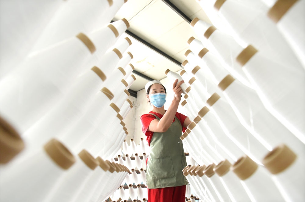 2024年5月1日，工人在山東省淄博市沂源縣悅莊工業(yè)園一玻纖企業(yè)整理加工的產(chǎn)品。新華社發(fā)（趙東山攝）