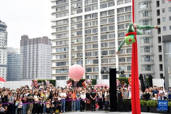 5月7日，演員在長沙國金中心表演木偶劇。新華社記者 陳振海 攝