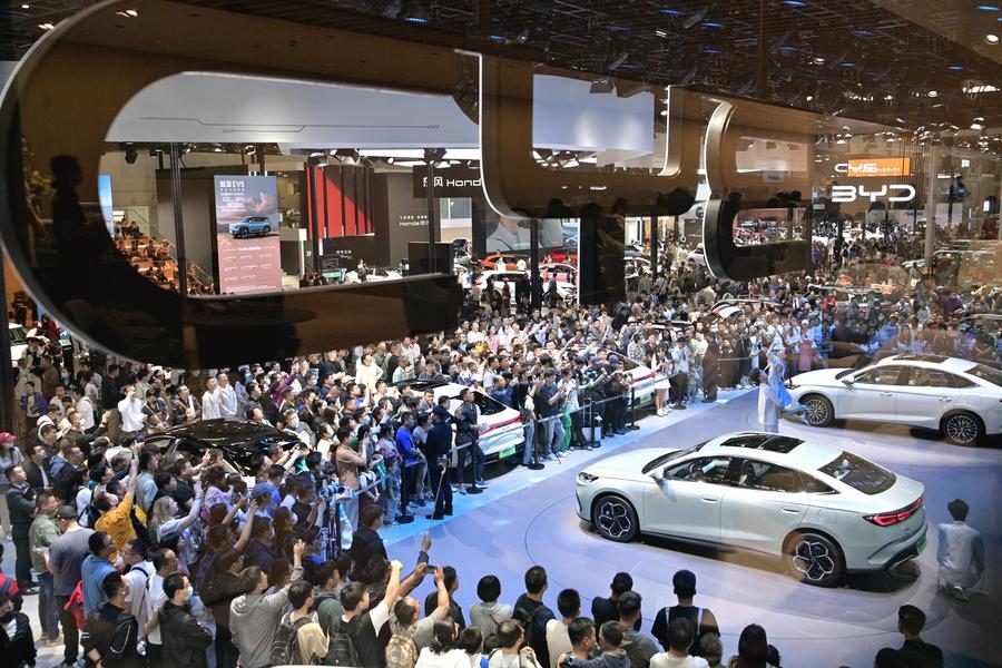 5月4日，參觀者在2024北京車(chē)展比亞迪品牌展臺(tái)參觀。新華社記者 尹棟遜 攝