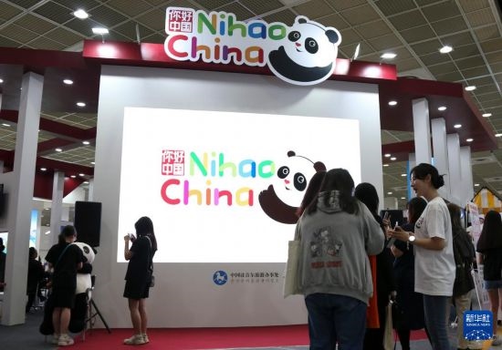 5月9日，在韓國首爾舉行的首爾國際旅游展上，參觀者在中國展區(qū)參加體驗(yàn)項(xiàng)目。新華社記者 姚琪琳 攝