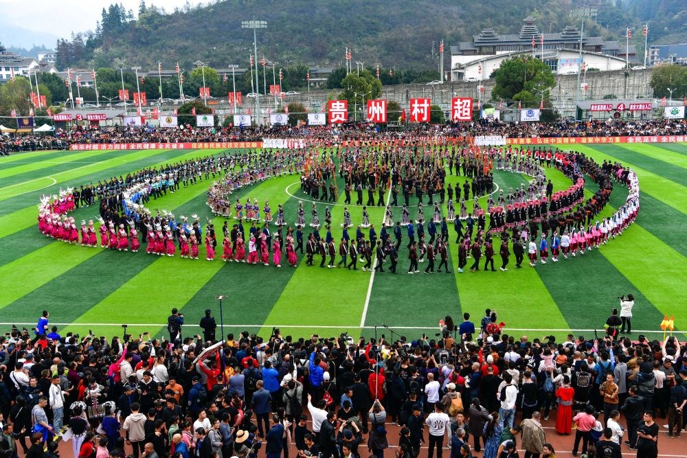 演員在貴州省榕江縣舉辦的2024年第二屆貴州“村超”總決賽開(kāi)幕式上表演節(jié)目（2024年3月16日攝）。新華社記者 楊文斌 攝