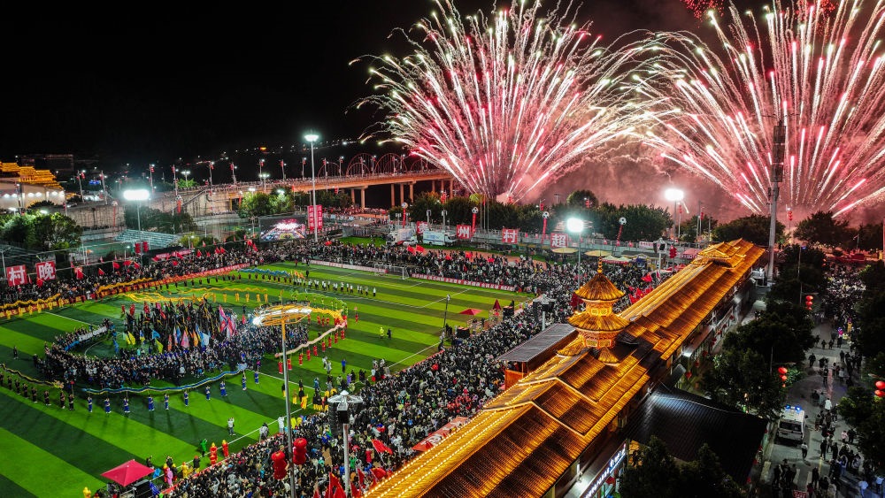 在貴州省榕江縣舉行的2024全國(guó)“村晚”示范展示活動(dòng)暨貴州“村超村晚”活動(dòng)中，音樂(lè)煙花秀精彩上演（2024年2月3日攝，無(wú)人機(jī)照片）。新華社記者 劉續(xù) 攝