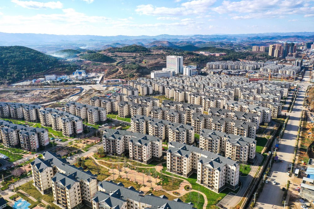 貴州省威寧縣五里崗街道朝陽(yáng)新城易地扶貧搬遷安置小區(qū)（2021年11月28日攝，無(wú)人機(jī)照片）。新華社記者 楊文斌 攝