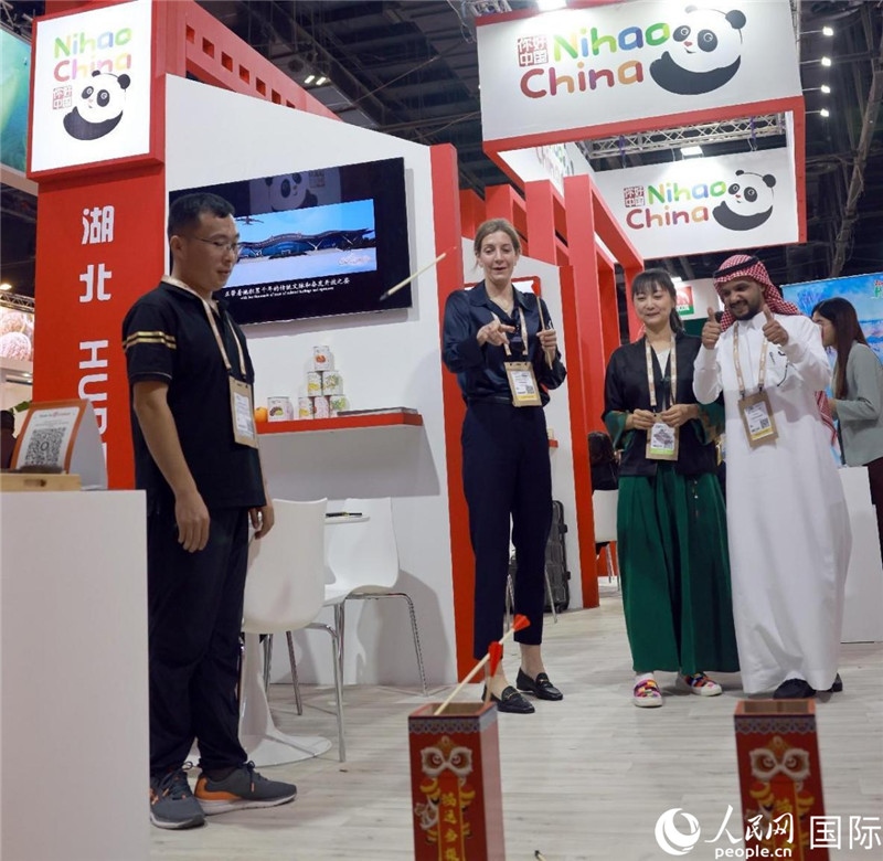 觀眾在參與投壺游戲。人民網(wǎng)記者管克江攝