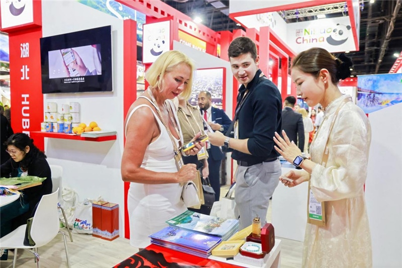 觀眾在參觀中國(guó)展臺(tái)。錢文康攝