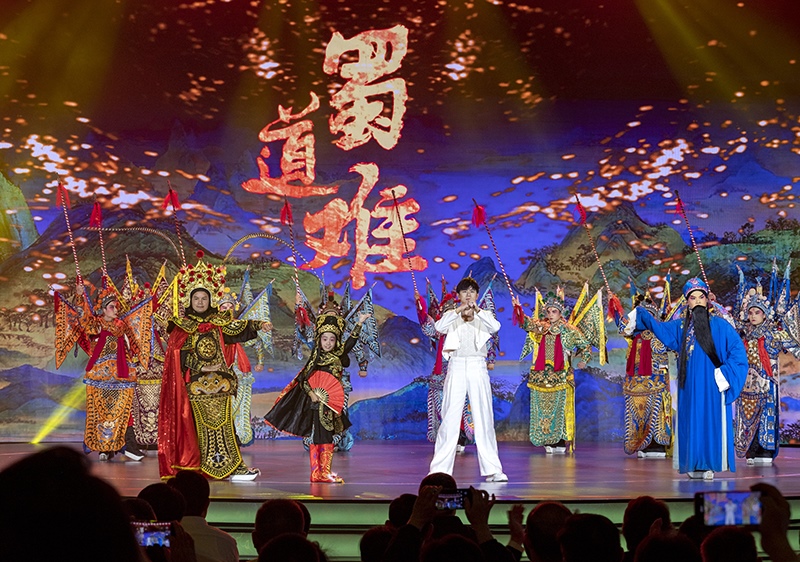 2023年10月13日，成都，“把青春華章寫在祖國大地上”大思政課網(wǎng)絡(luò)主題宣傳和互動引導(dǎo)活動在四川大學(xué)舉行。