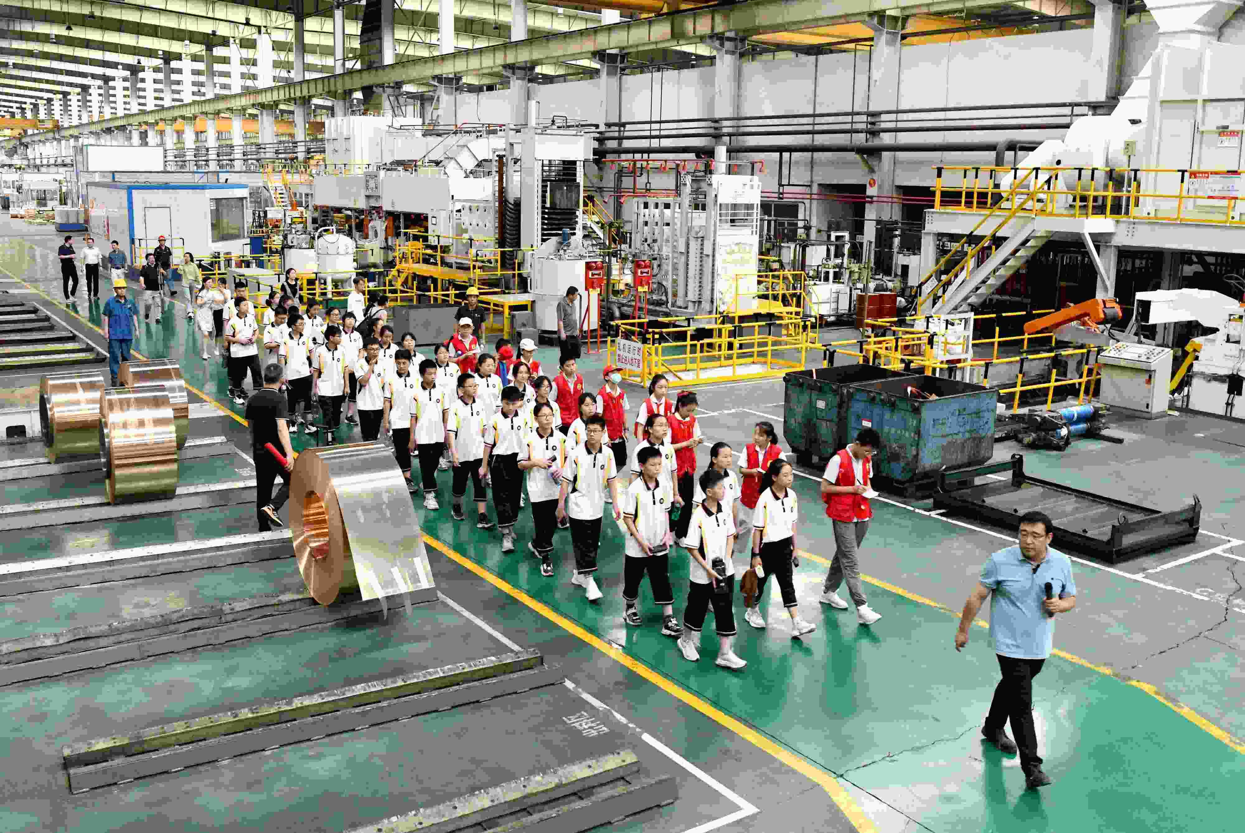 2023年6月9日，在安徽省銅陵一家公司的銅板帶制造車間，銅陵市第七中學(xué)學(xué)生在上“行走的思政課”。
