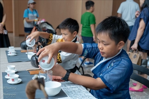 新加坡孩子們?cè)诨顒?dòng)現(xiàn)場(chǎng)體驗(yàn)學(xué)習(xí)茶藝。新加坡中國(guó)文化中心供圖