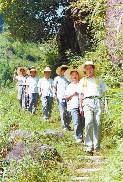 1989年7月，習近平在壽寧縣山村。